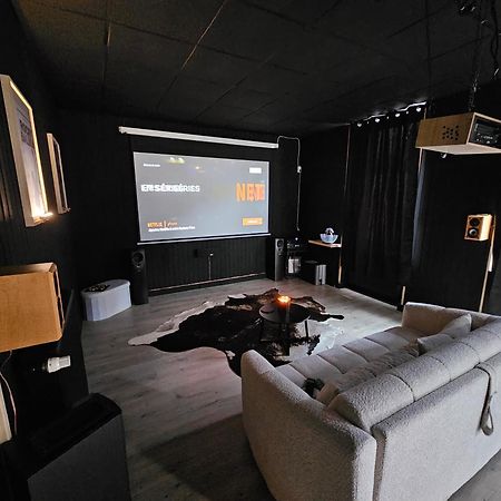 Black Box Cinema Appartement Avec Balneo Epinal Ngoại thất bức ảnh