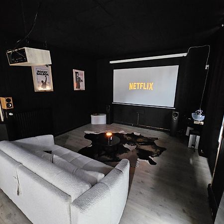 Black Box Cinema Appartement Avec Balneo Epinal Ngoại thất bức ảnh