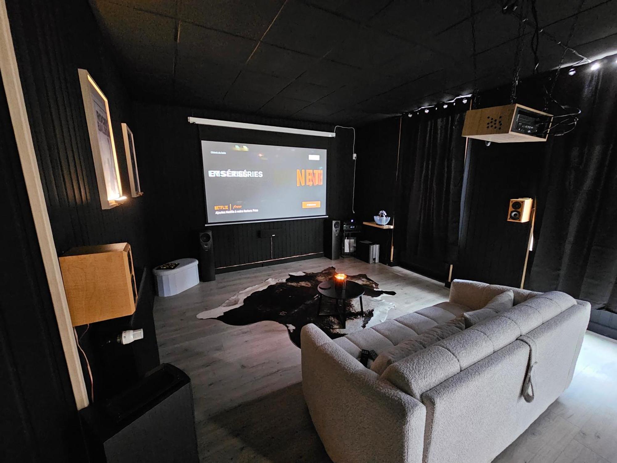 Black Box Cinema Appartement Avec Balneo Epinal Ngoại thất bức ảnh