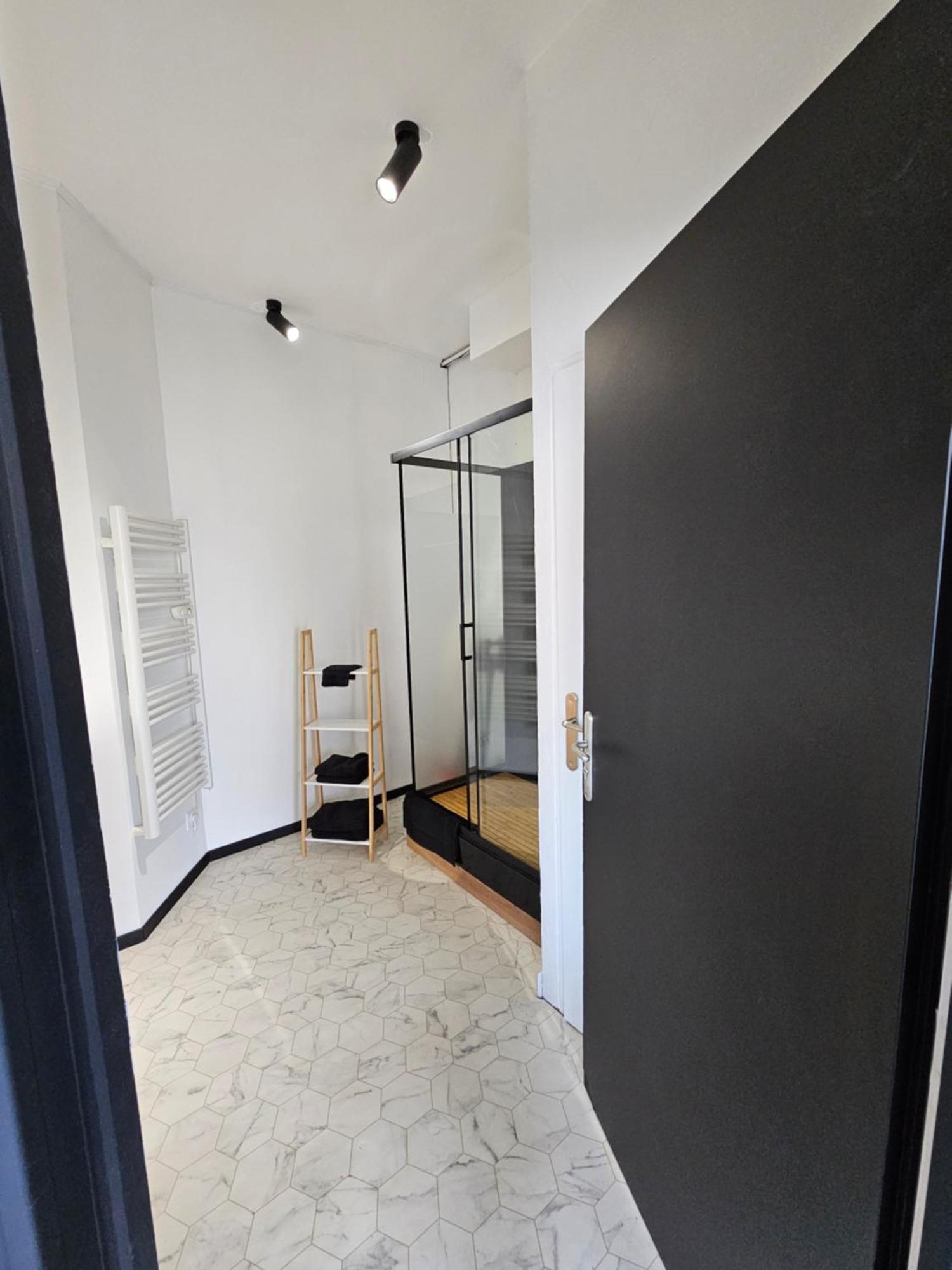 Black Box Cinema Appartement Avec Balneo Epinal Ngoại thất bức ảnh