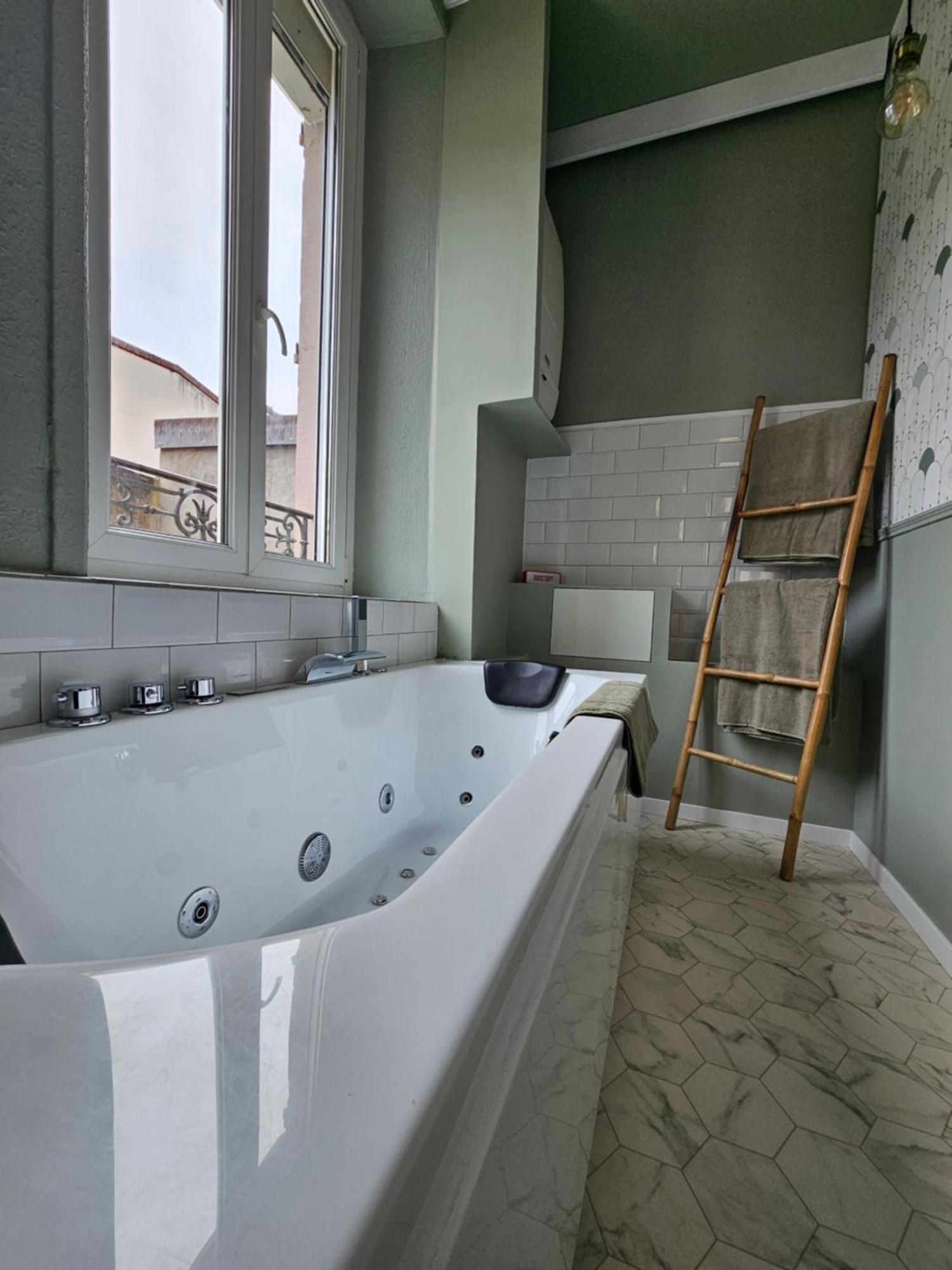 Black Box Cinema Appartement Avec Balneo Epinal Ngoại thất bức ảnh